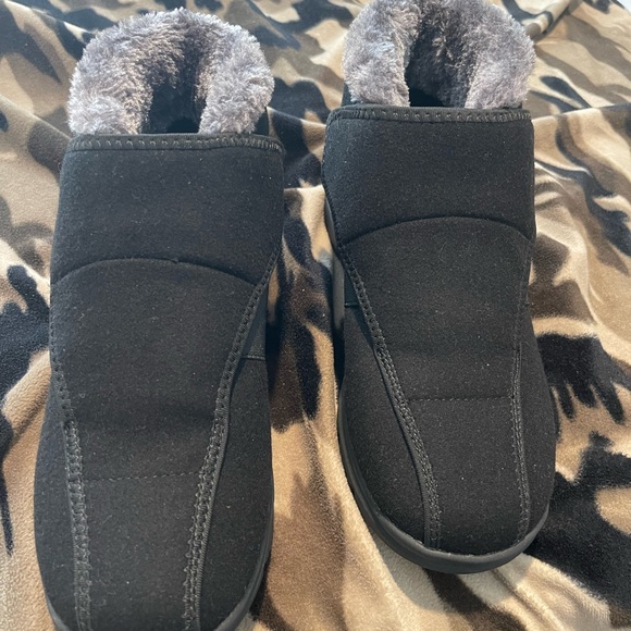 NWOT Fitville Woman’s Size 10W Black Low Cloth Boots with Faux Gray Fur - Picture 1 of 10